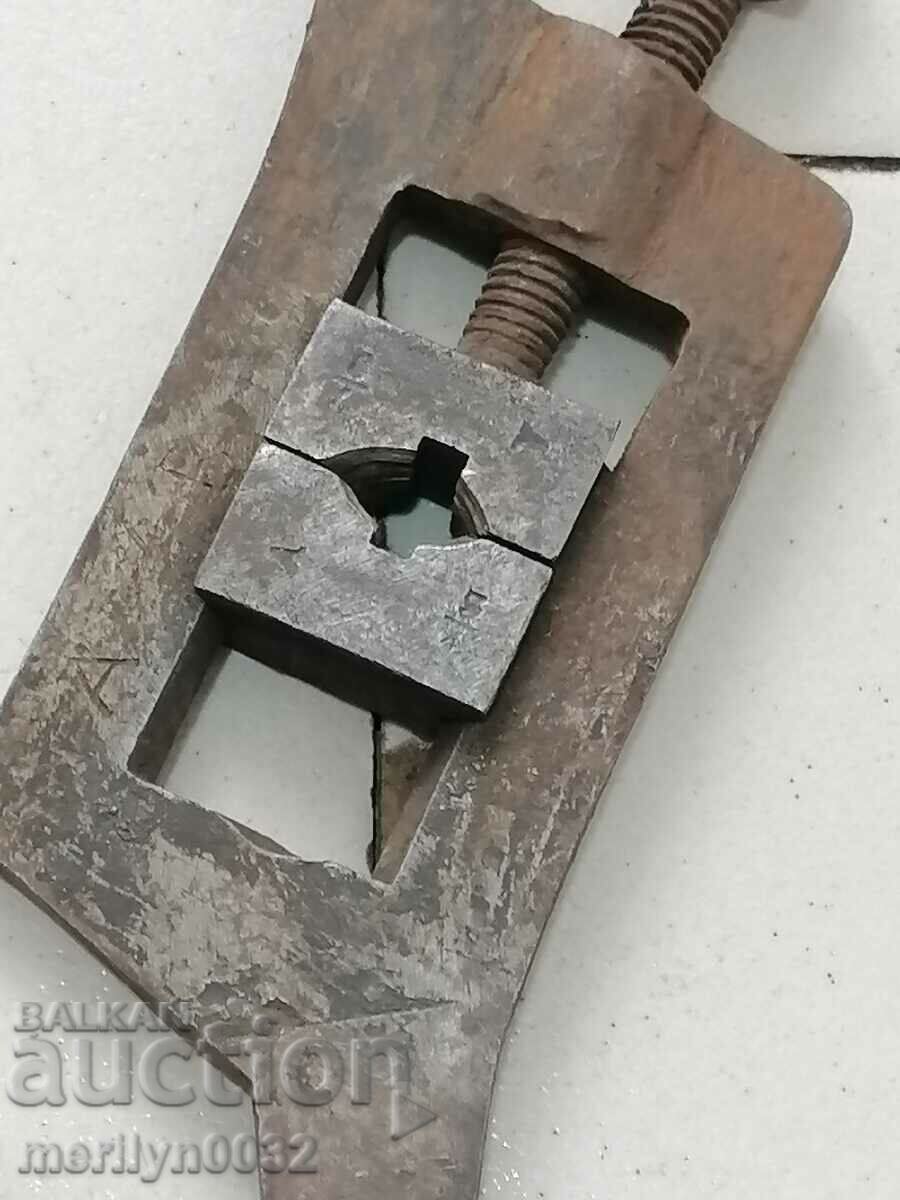 Old tap turner threading in holes die tool - 6