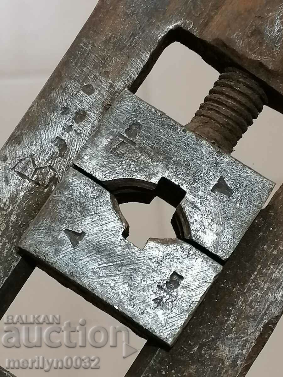 Old tap turner threading in holes die tool