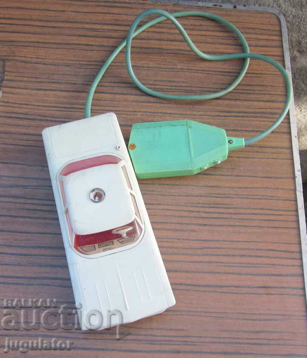 стара пластмасова играчка количка линейка с батерии от соца