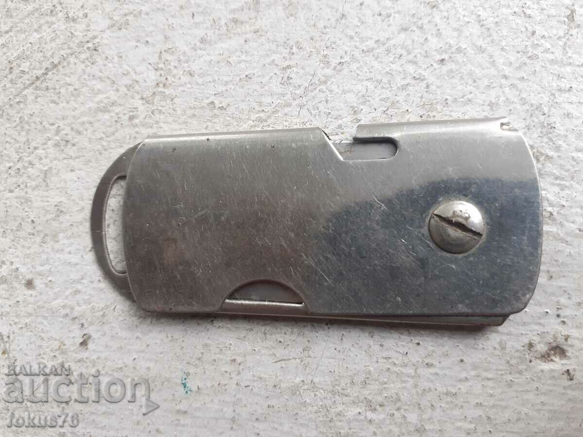 Lamă de ras pliabilă veche de colecție cu preț 70.00 BGN | € 35.79 Lamă de ras pliabilă veche de colecție cu preț 70.00 BGN | € 35.79