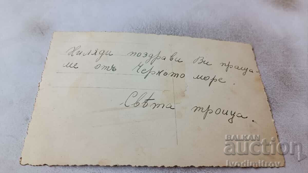 Снимка Обзоръ Мъж жена и малко момиче на брега на морето с цена 3.45 лв. | € 1.76