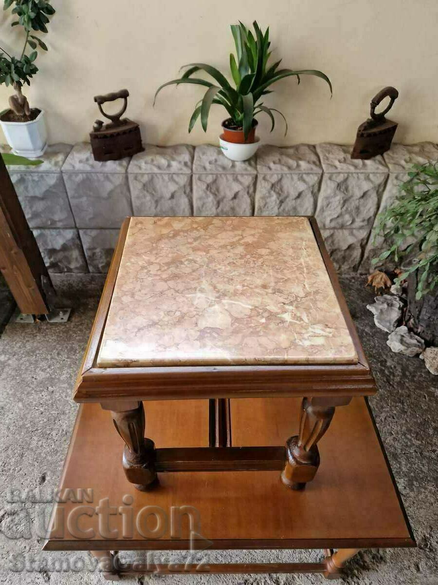 Licitație O măsuță de cafea antică din lemn masiv, cu blat de marmură