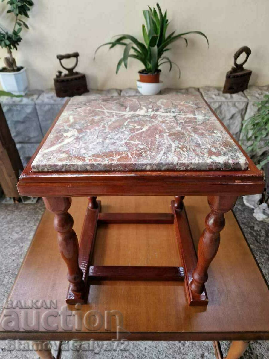 Υπέροχο τραπέζι σαλονιού από μασίφ ξύλο αντίκα με μαρμάρινη επιφάνεια με τιμή 128.00 BGN | € 65.45