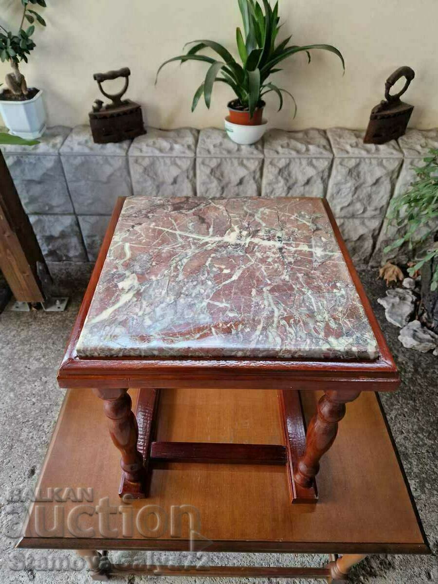 Licitație Superbă măsuță de cafea antică din lemn masiv, cu blat din marmură