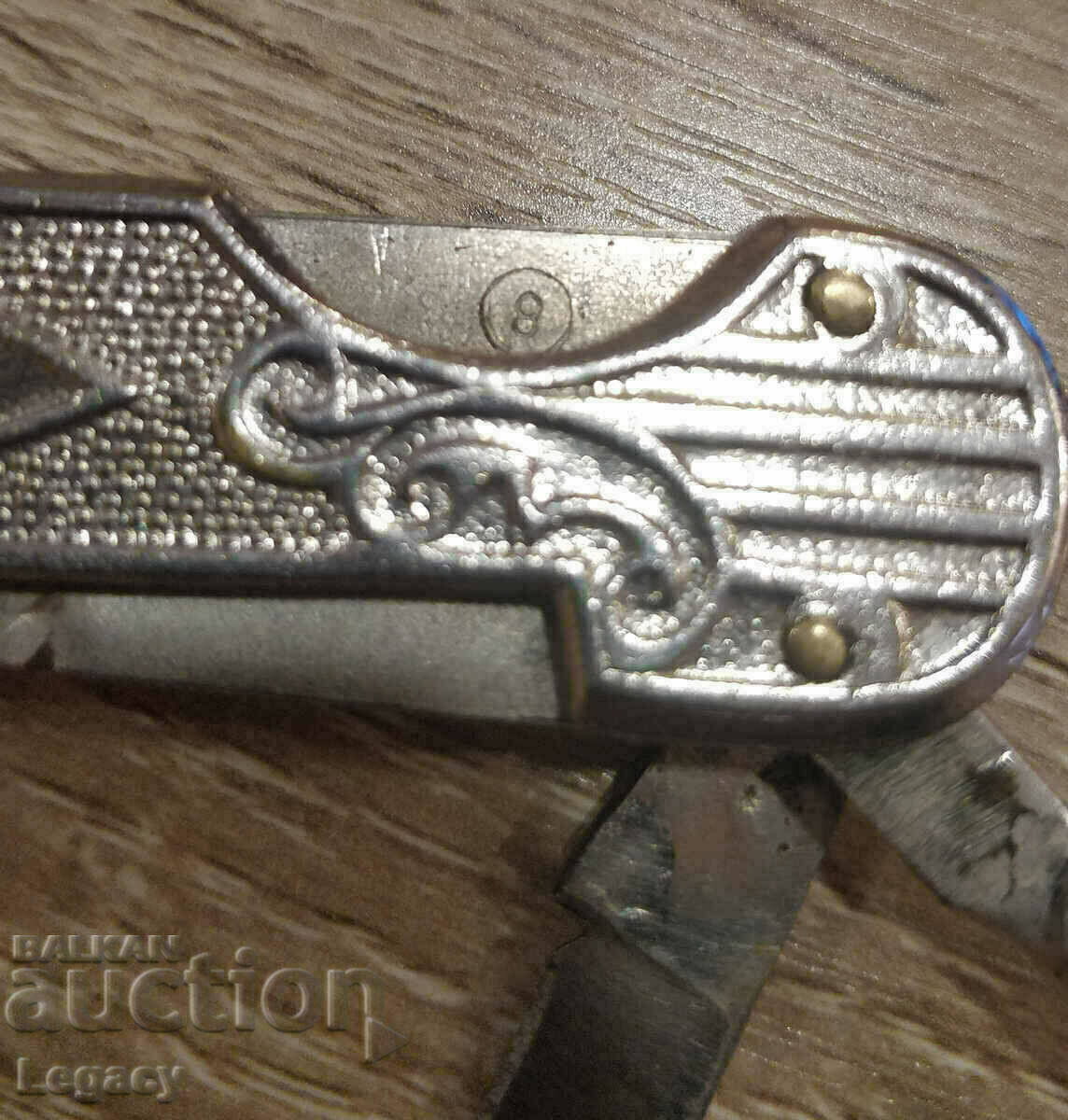 Δημοπρασία Πτυσσόμενο μαχαίρι ΕΣΣΔ με 6 εργαλεία Δημοπρασία Πτυσσόμενο μαχαίρι ΕΣΣΔ με 6 εργαλεία