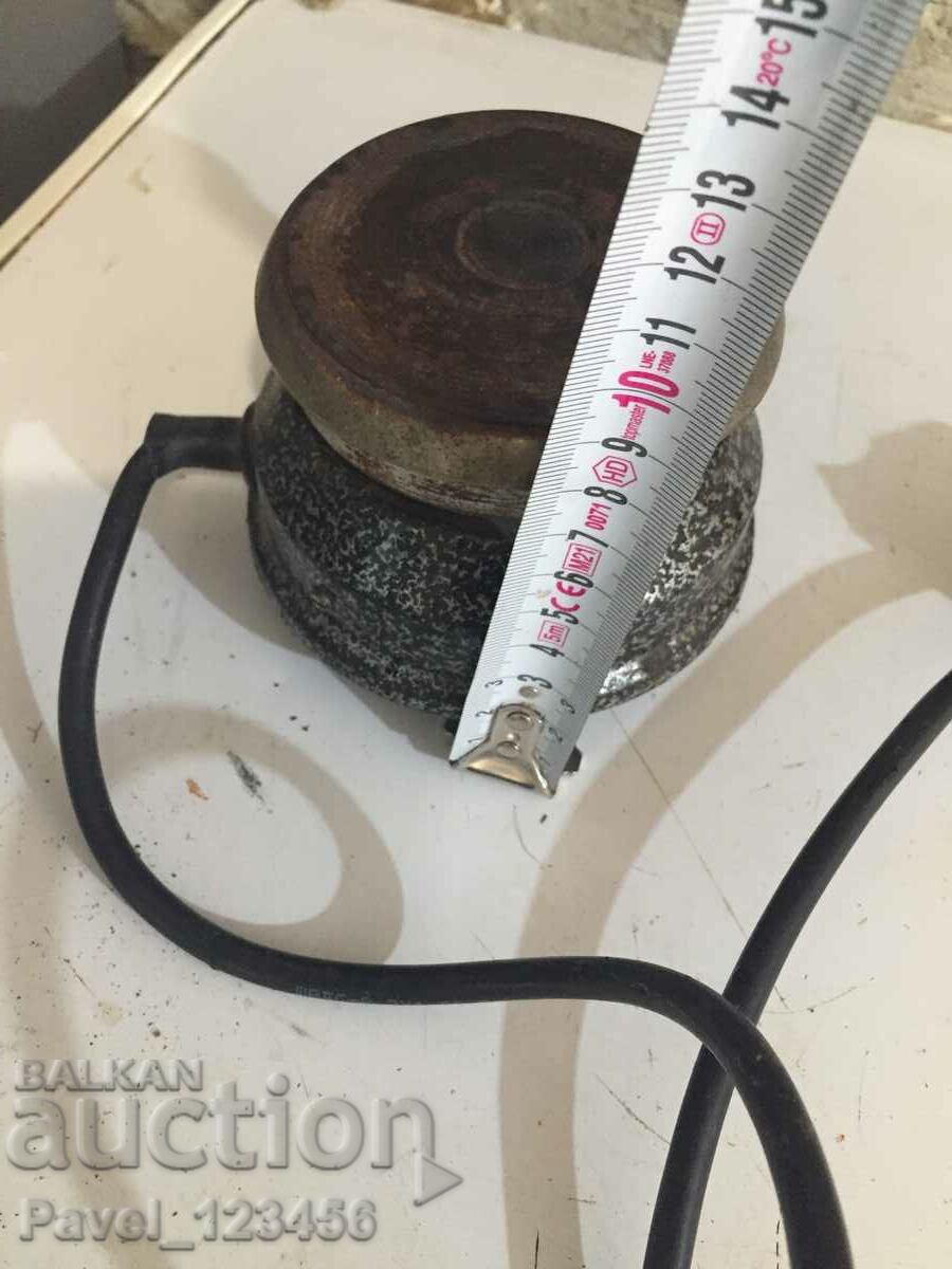 Licitație o sobă mică și veche Licitație o sobă mică și veche