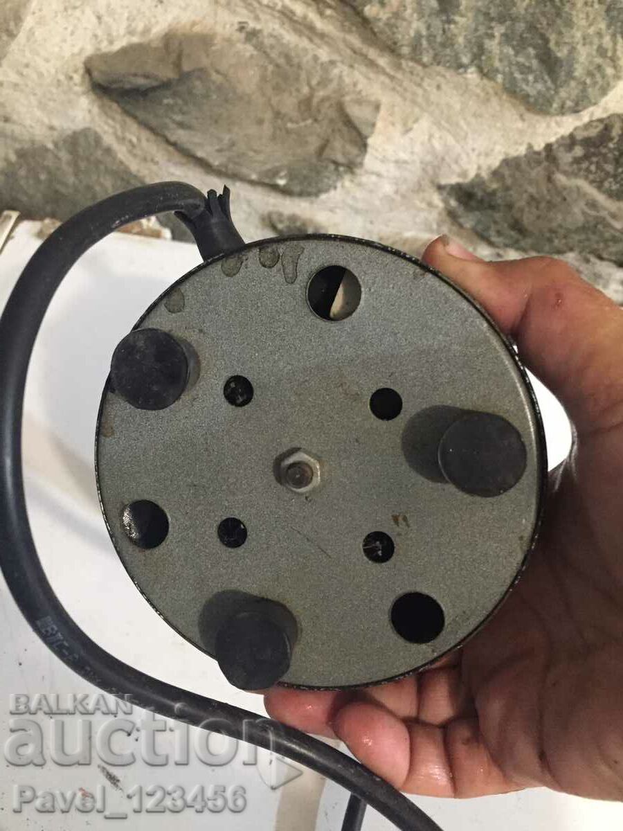 Livrarea o sobă mică și veche Livrarea o sobă mică și veche