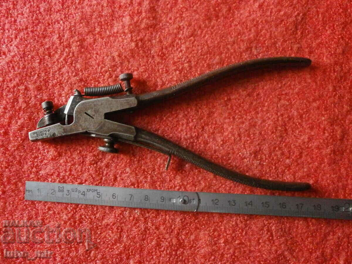 Delivery of AN OLD GERMAN TOOL FOR MAKING CUPS Delivery of AN OLD GERMAN TOOL FOR MAKING CUPS