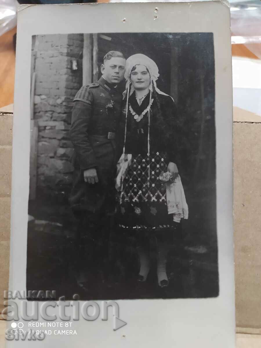 Снимка Военен със съпругата си