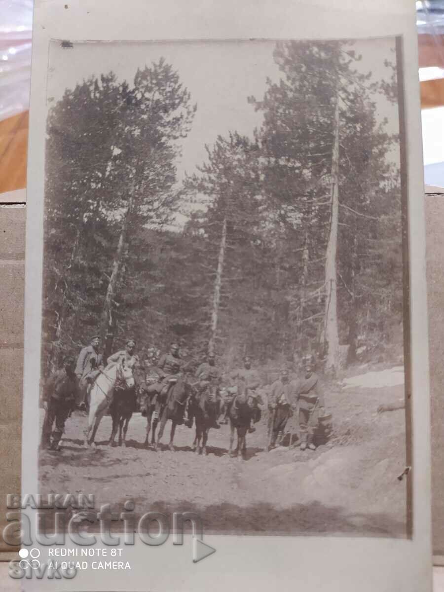 Fotografie cu soldații în drum spre poziția din apropierea satului Kharnichki, locotenent