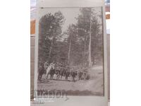 Снимка войници по пътя за позицията при с. Харничкоь поручик