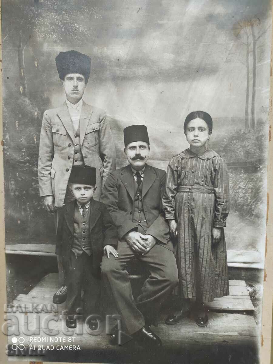 Delivery of Photo vintage Revival family Delivery of Photo vintage Revival family