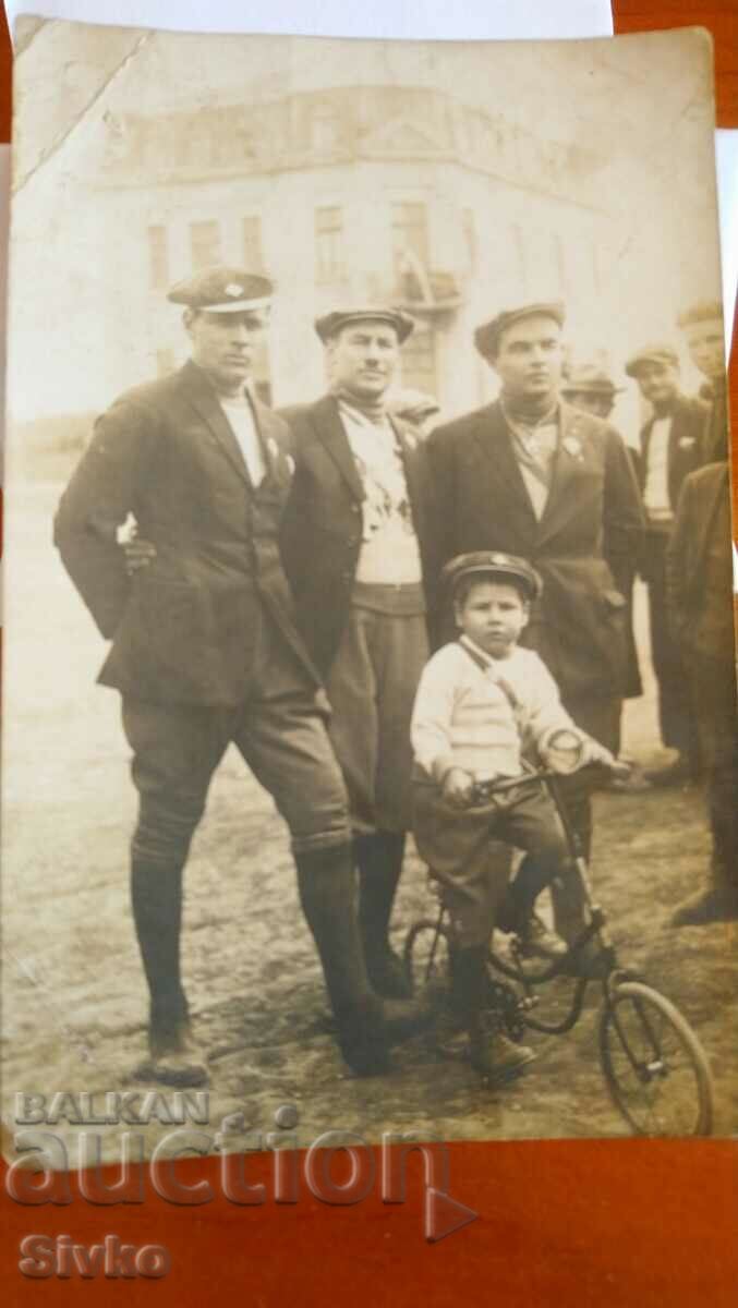 Стара снимка мъже момче колело