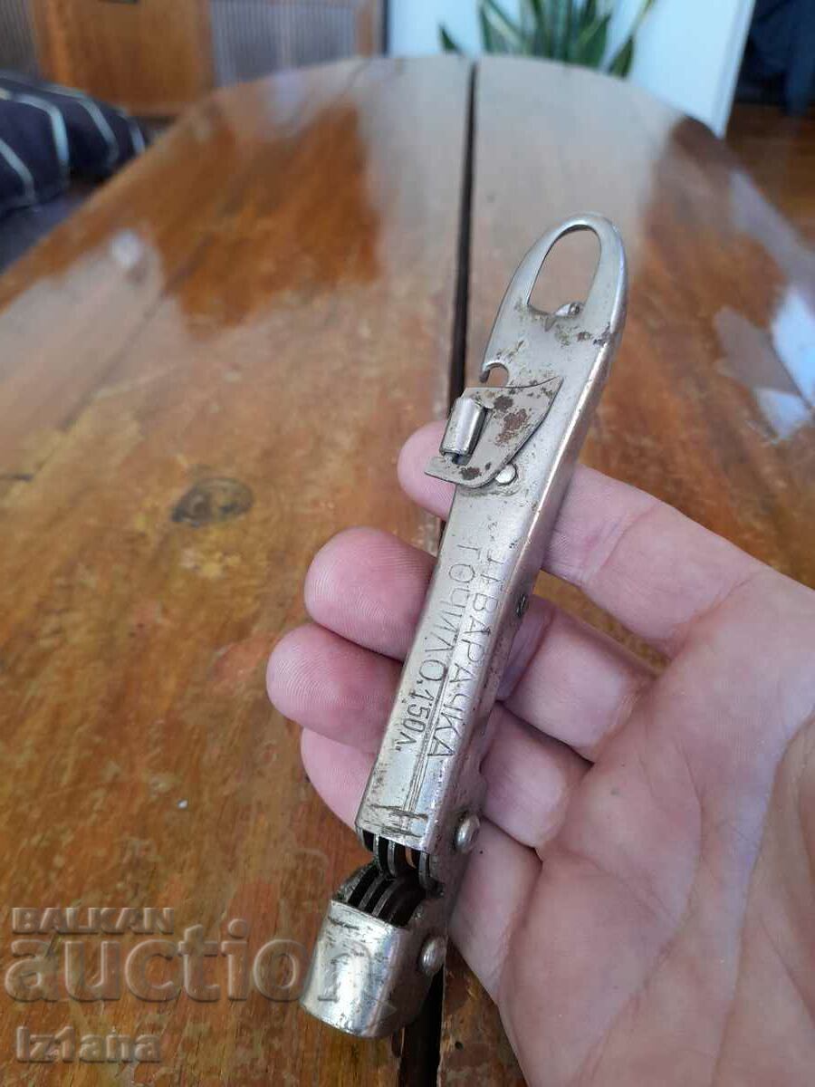 Deschizător vechi de conserve, ascuțitor cu preț 12.00 BGN | € 6.14 Deschizător vechi de conserve, ascuțitor cu preț 12.00 BGN | € 6.14
