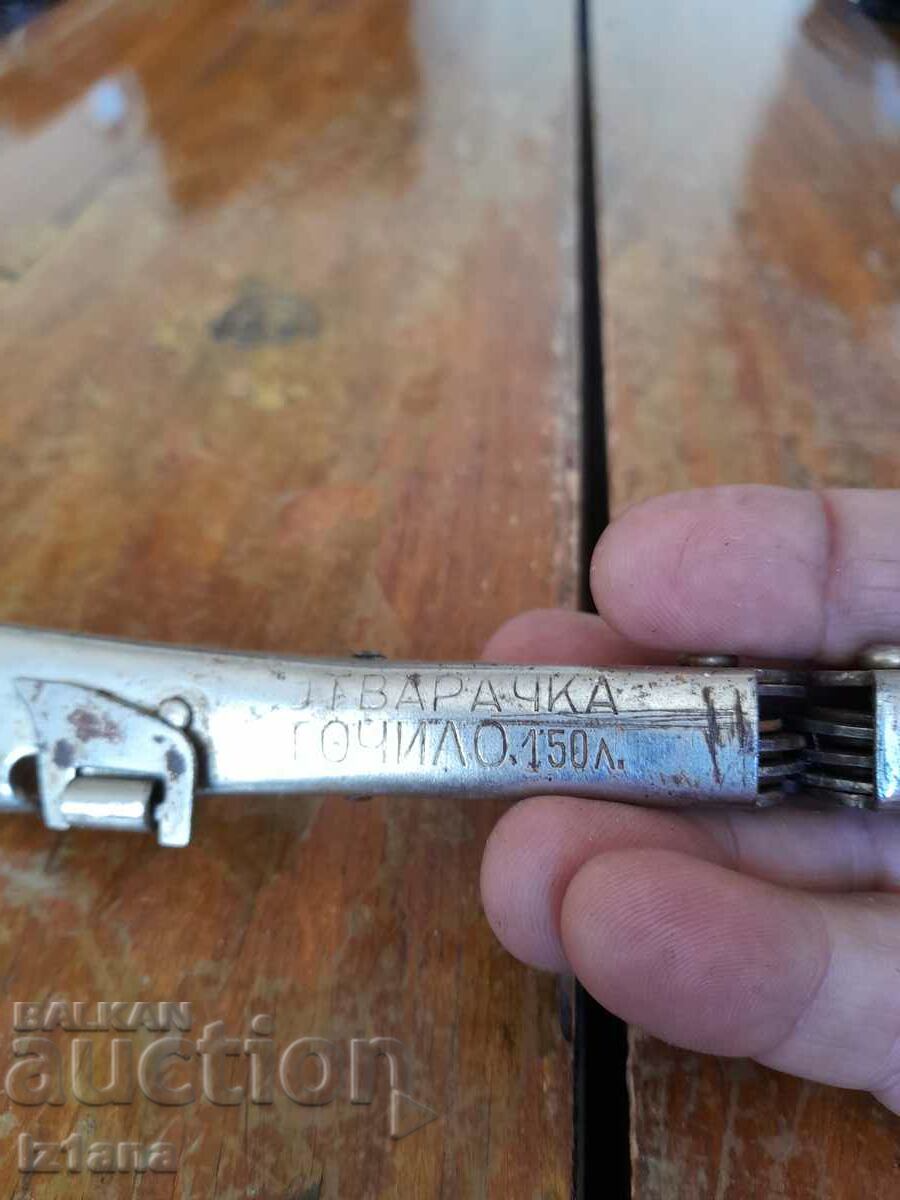 Licitație Deschizător vechi de conserve, ascuțitor Licitație Deschizător vechi de conserve, ascuțitor