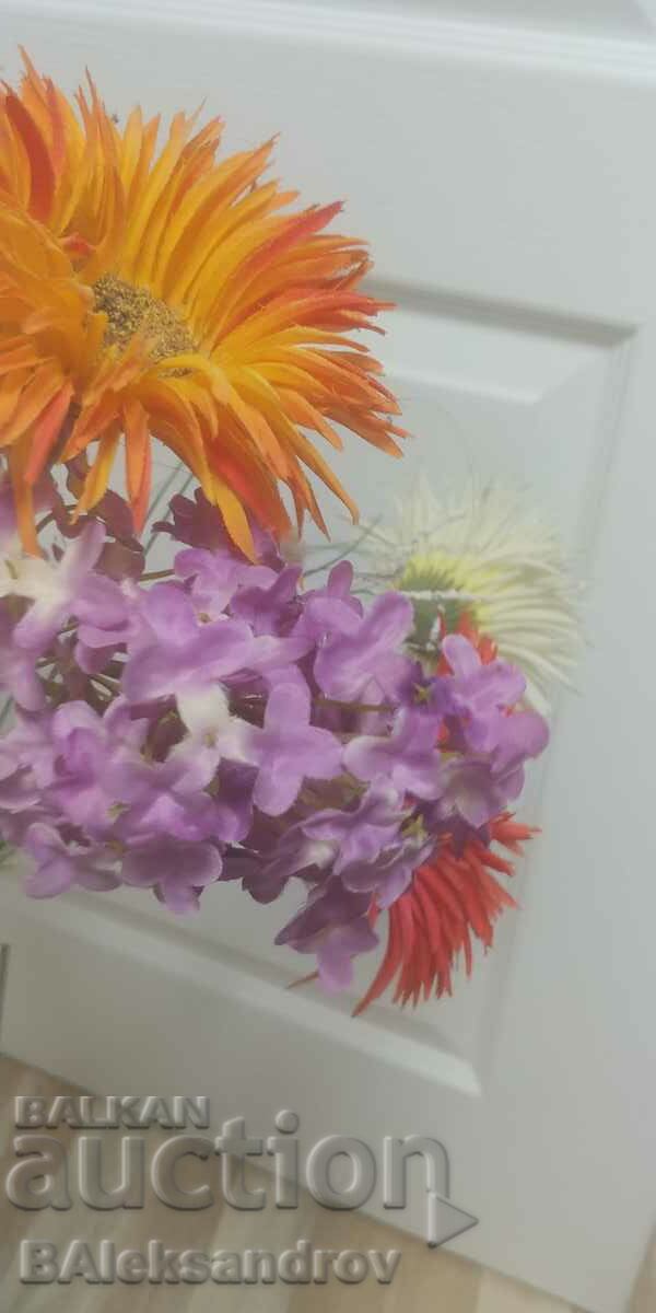 Delivery of A bouquet of old artificial flowers Delivery of A bouquet of old artificial flowers