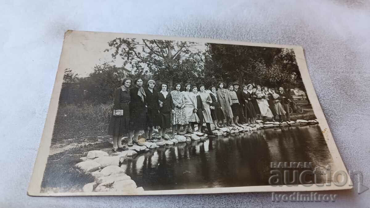 Φωτογραφία Γυναίκες και νεαρά κορίτσια κοντά στη λίμνη Samokov 1931