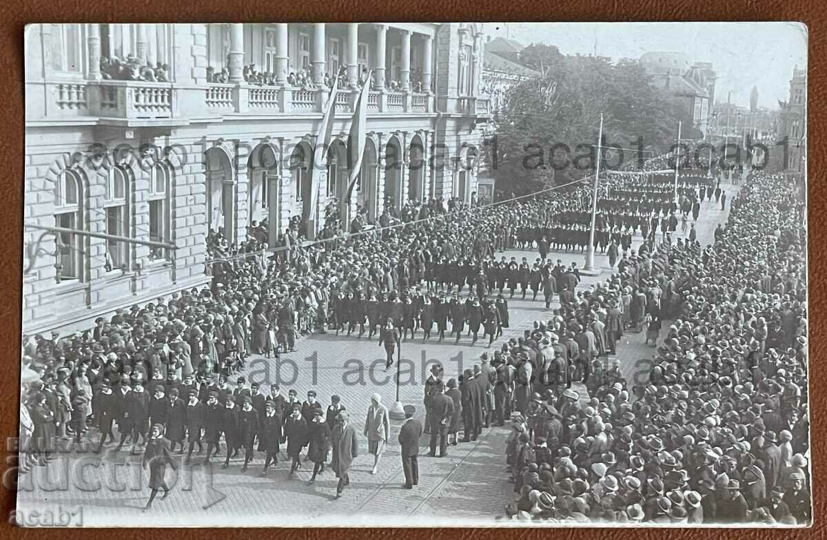 Paradă Sofia în fața Clubului Militar „4”