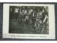 Δρομείς της Σόφιας στο Tatar Pazardzhik που κάνουν ποδήλατο παλαιών καρτών