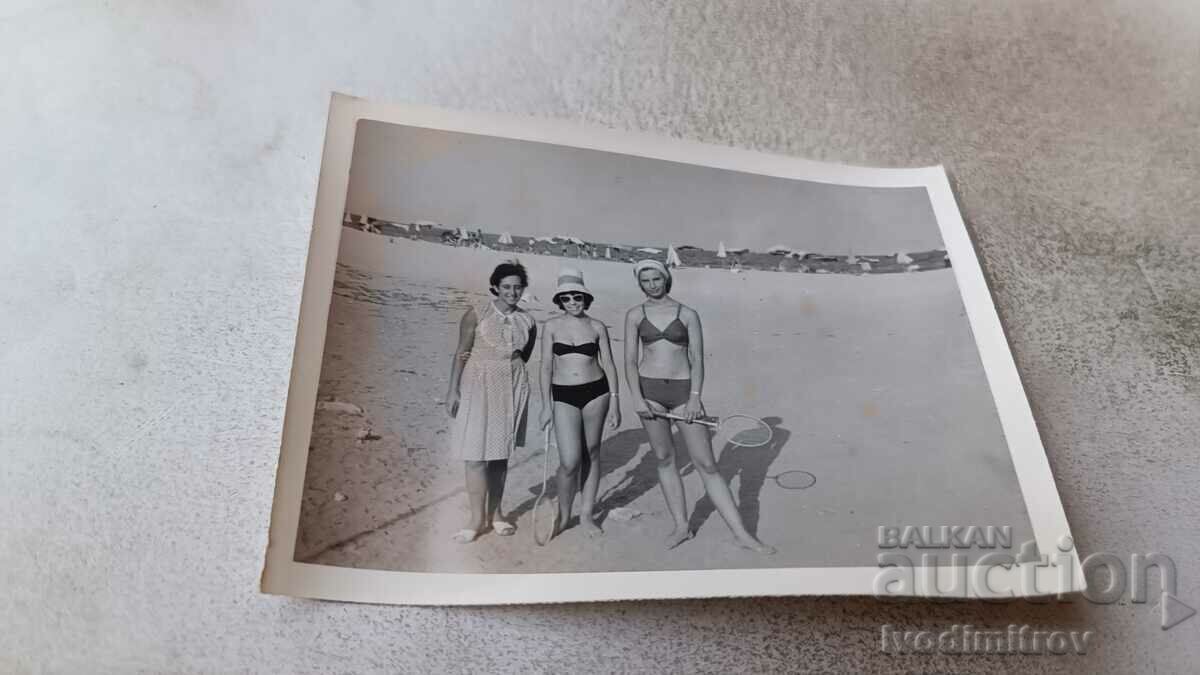 Foto Trei tinere cu rachete Federball pe plajă