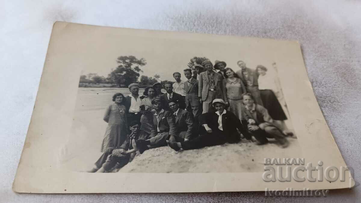 Снимка Катуница Младежи и девойки покрай река Чая 1931