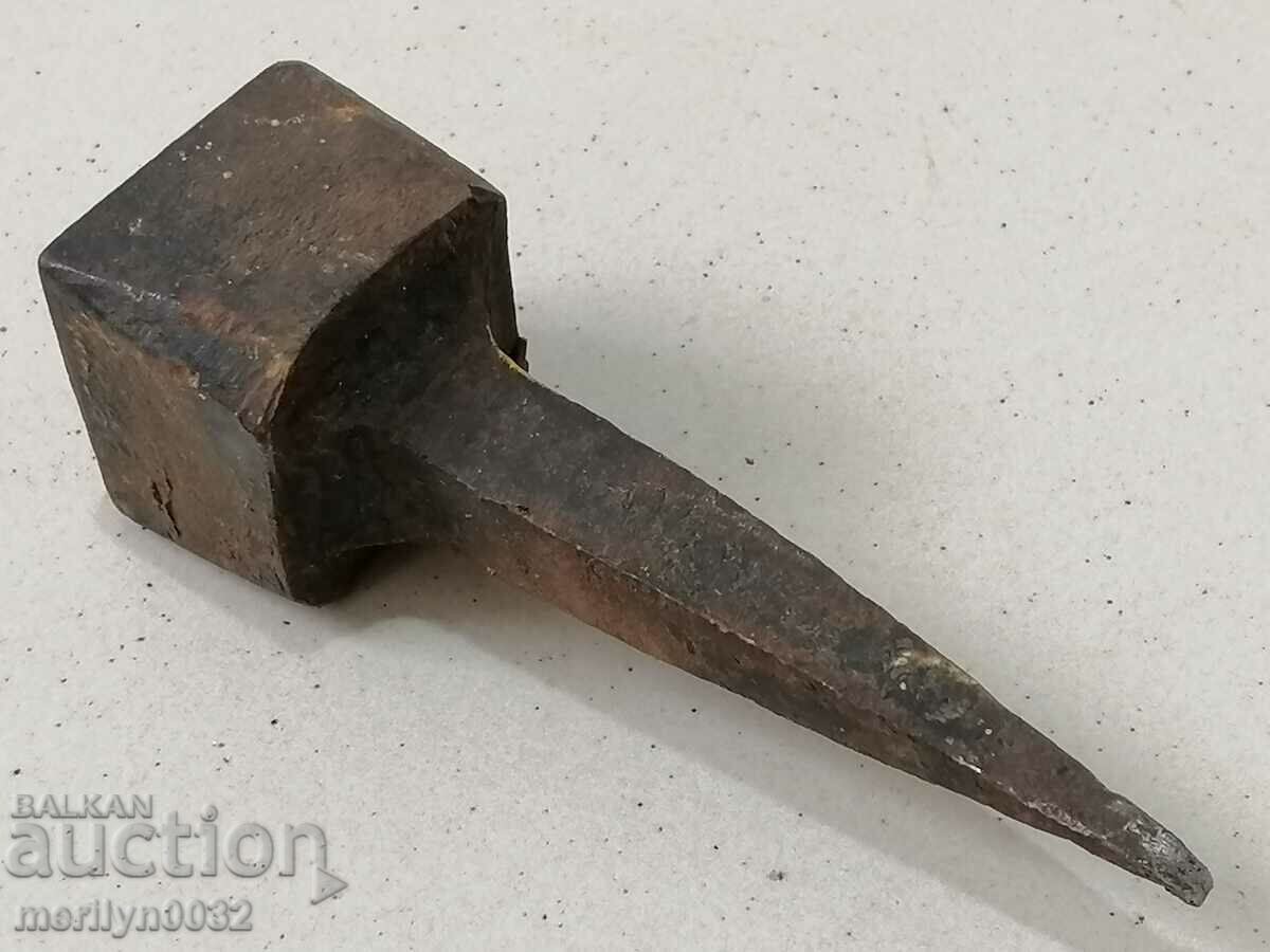 Ένα πρωτόγονο αμόνι για το κάρφωμα των μαλλιών με τιμή 34.00 BGN | € 17.38 Ένα πρωτόγονο αμόνι για το κάρφωμα των μαλλιών με τιμή 34.00 BGN | € 17.38