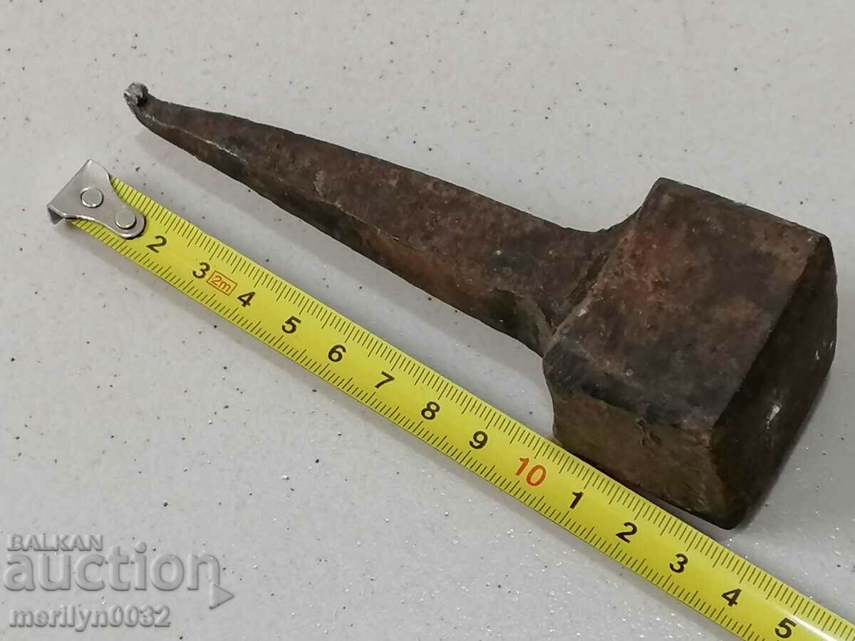 Δημοπρασία Ένα πρωτόγονο αμόνι για το κάρφωμα των μαλλιών Δημοπρασία Ένα πρωτόγονο αμόνι για το κάρφωμα των μαλλιών