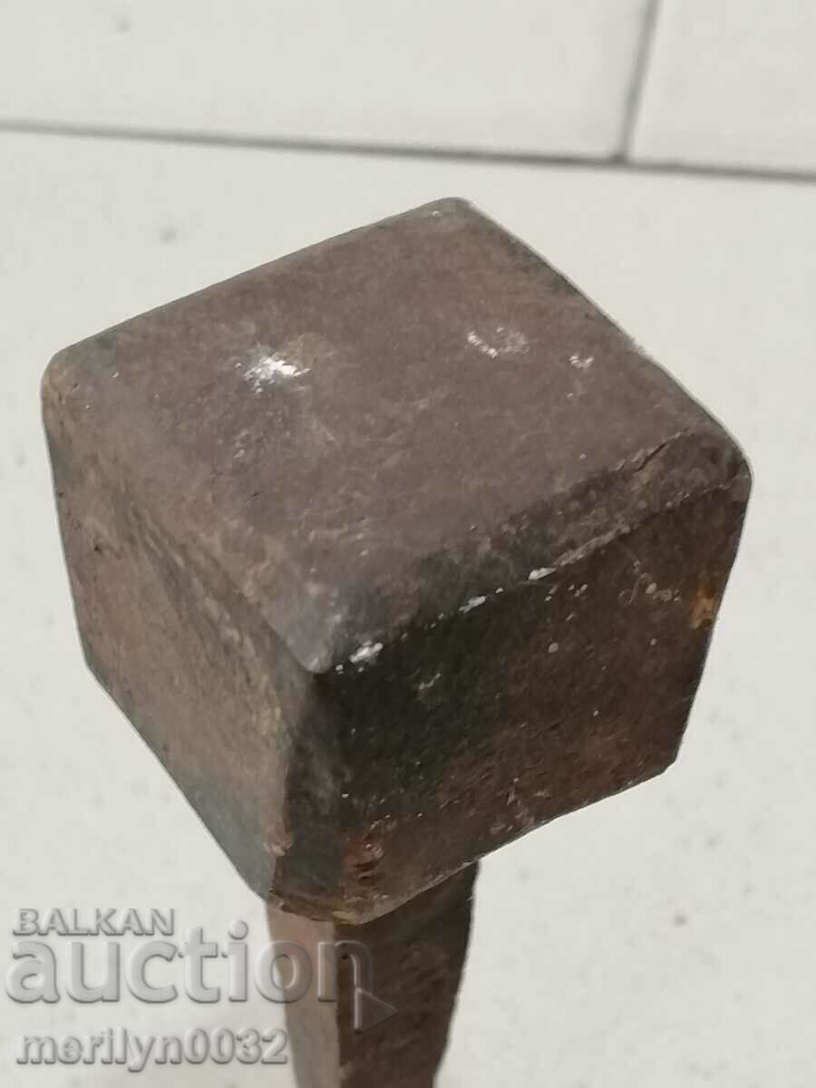 Παράδοση Ένα πρωτόγονο αμόνι για το κάρφωμα των μαλλιών Παράδοση Ένα πρωτόγονο αμόνι για το κάρφωμα των μαλλιών