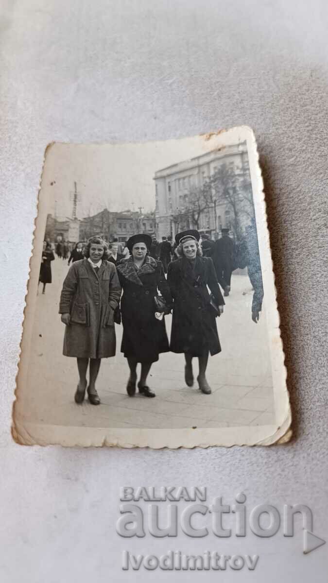 Снимка София Три млади жени на разходка