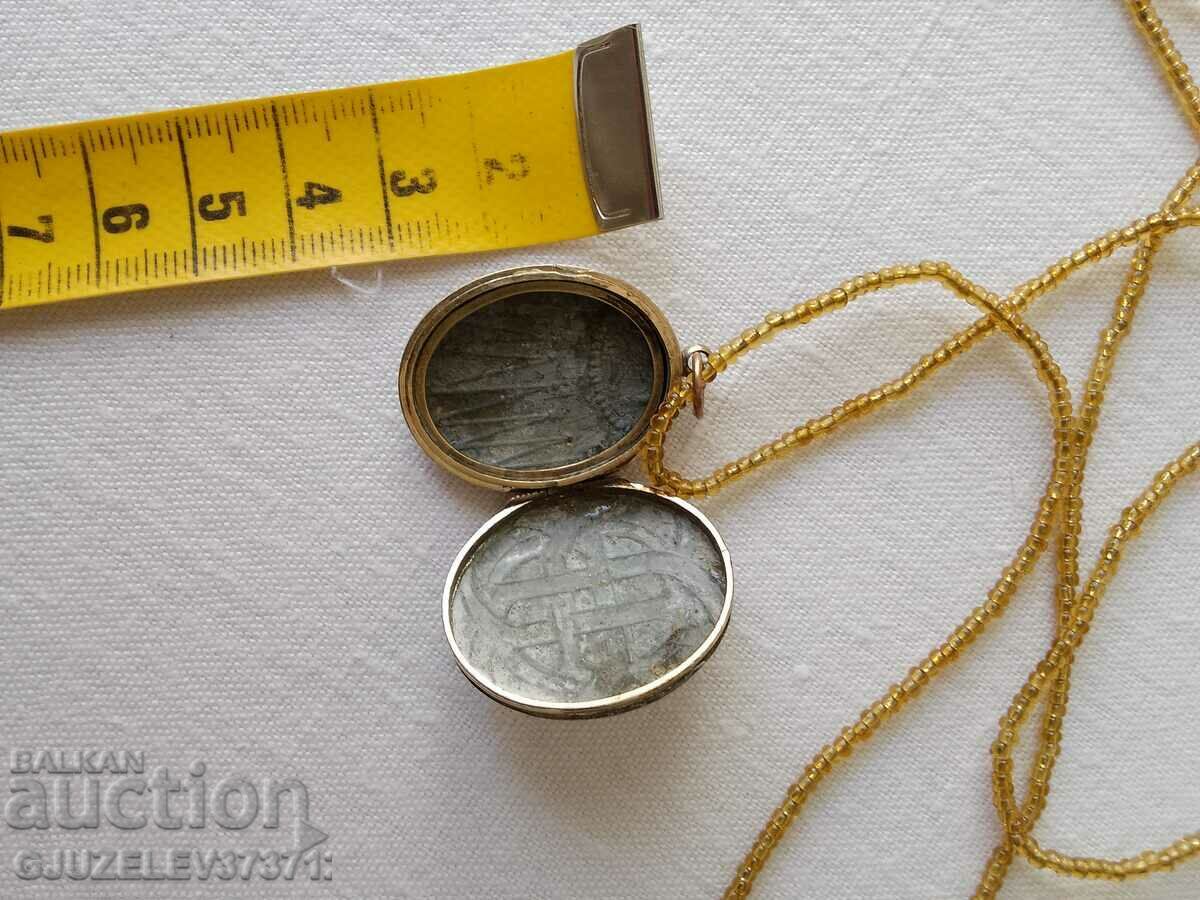 Auction  Pandetive, double material medallion with gilding attached to a stick