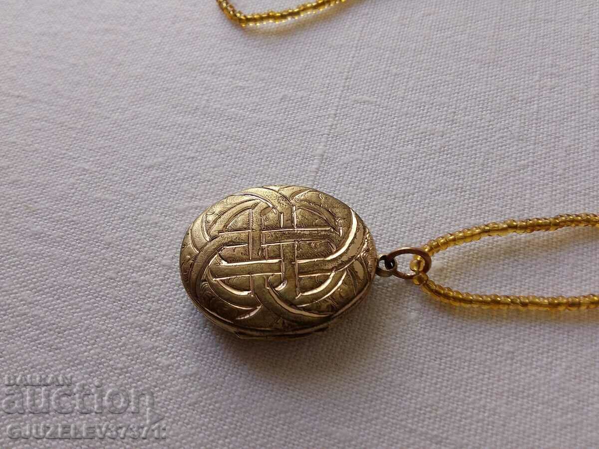 Delivery of Pandetive, double material medallion with gilding attached to a stick
