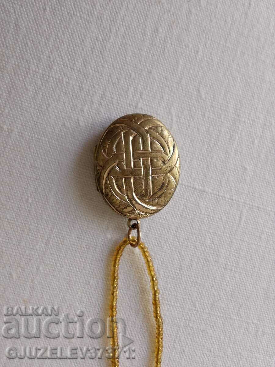 Pandetive, double material medallion with gilding attached to a stick - 5