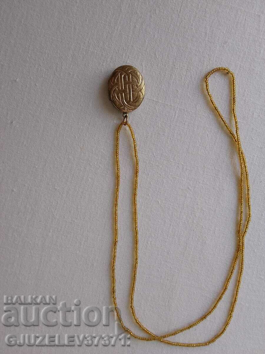 Pandetive, double material medallion with gilding attached to a stick - 6