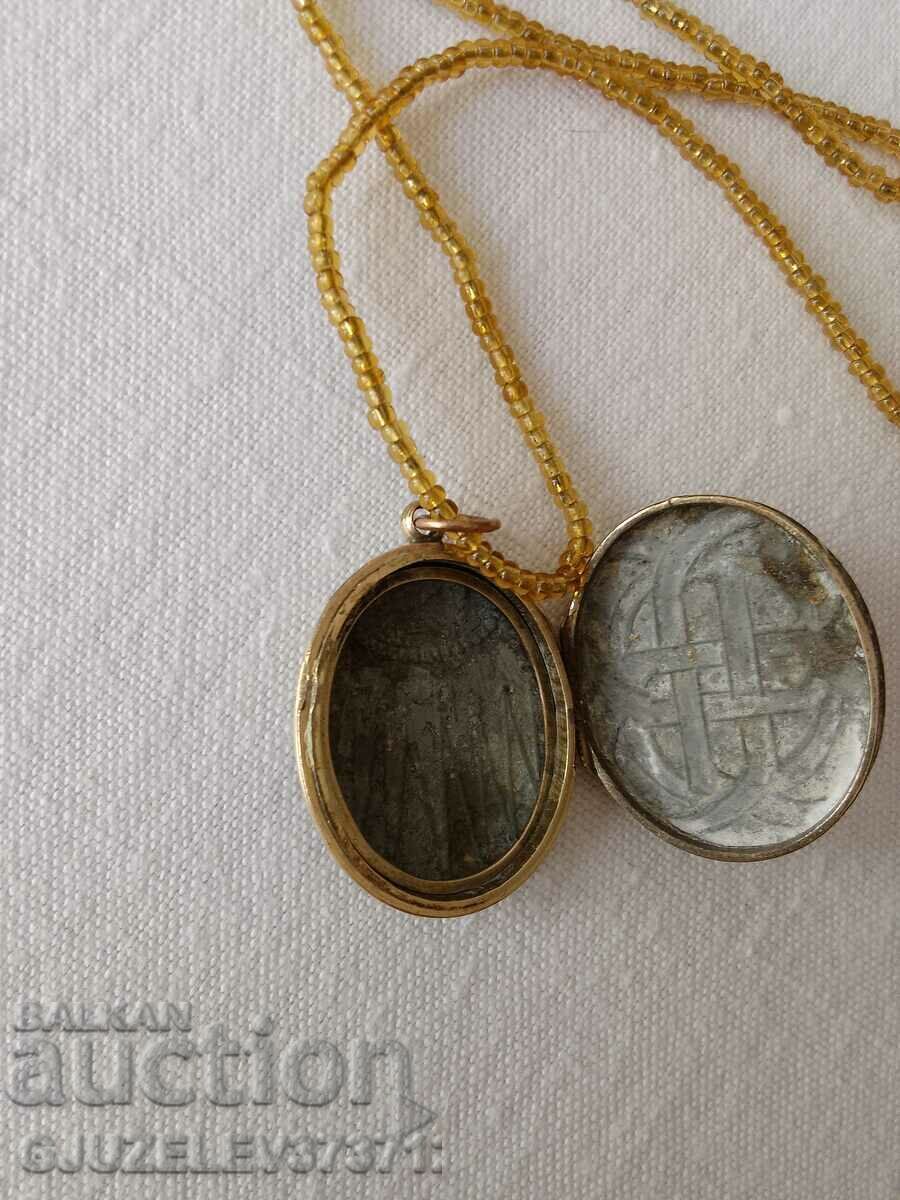 Pandetive, double material medallion with gilding attached to a stick - 7