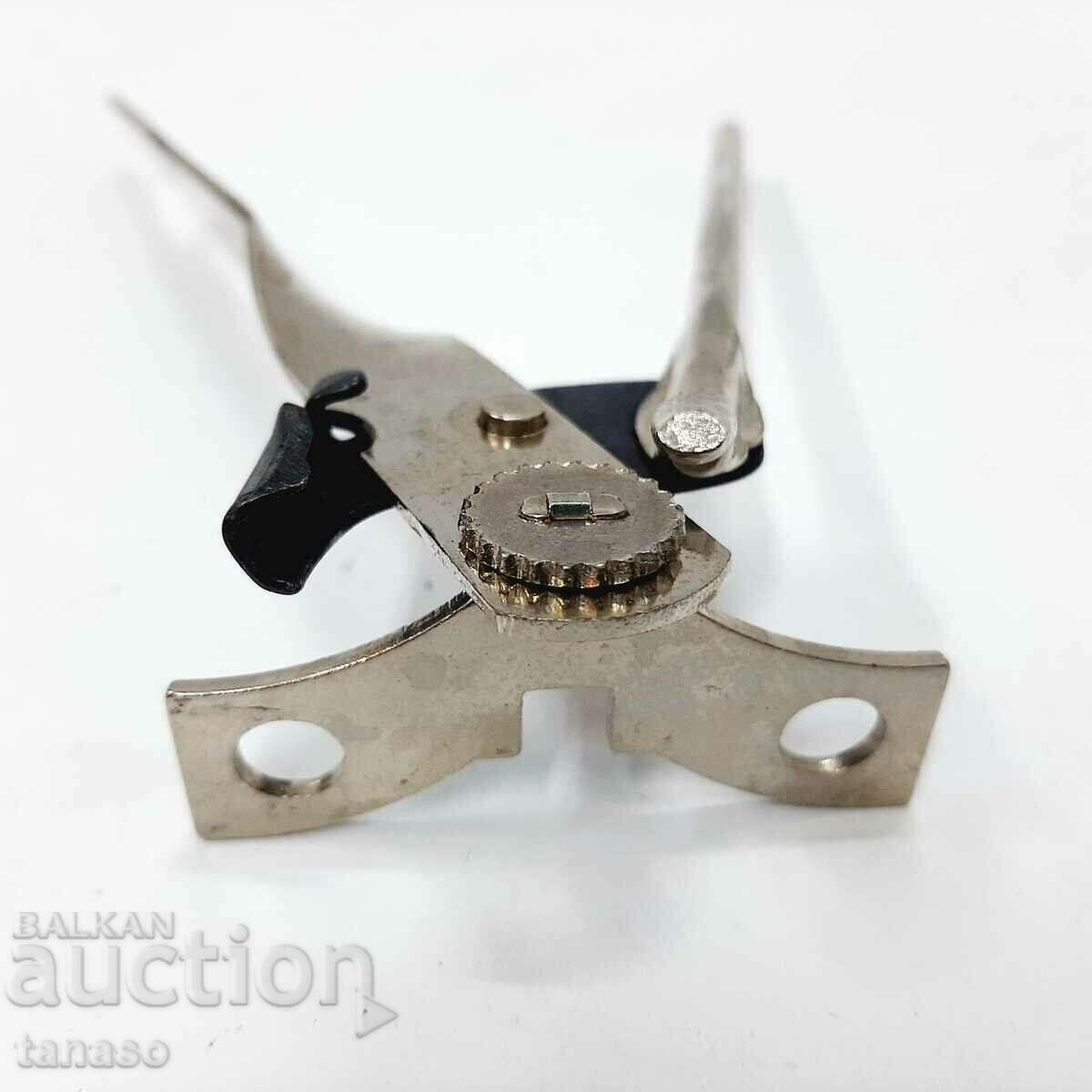 Auction Can and bottle opener, English(12.3) Auction Can and bottle opener, English(12.3)