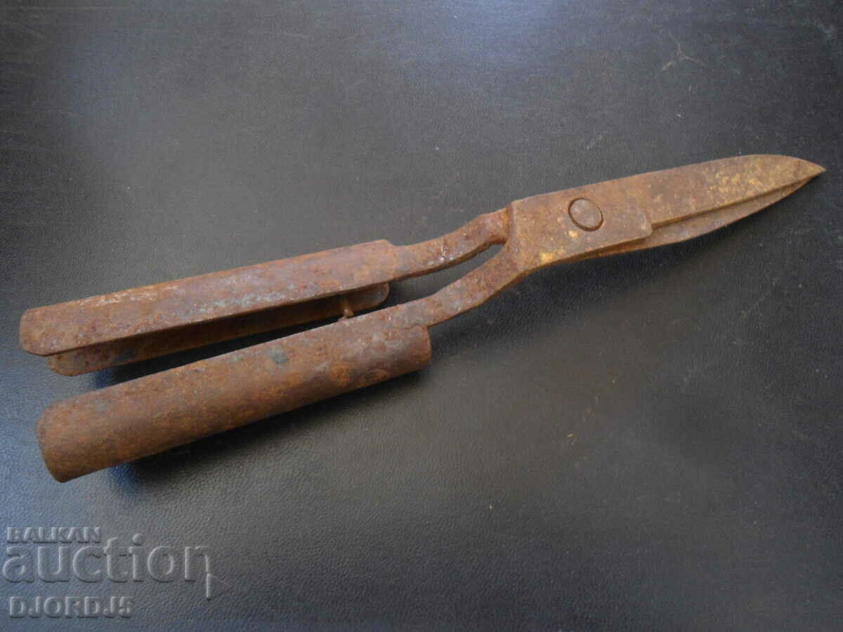 Стара кована ножица с цена 7.00 лв. | € 3.58 Стара кована ножица с цена 7.00 лв. | € 3.58