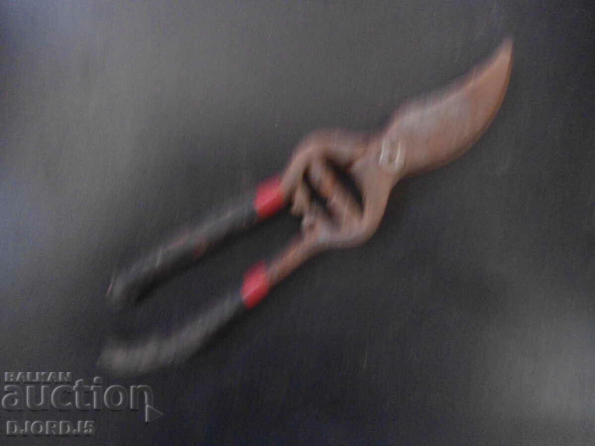 Old vine shears with price 3.00 BGN | € 1.53 Old vine shears with price 3.00 BGN | € 1.53