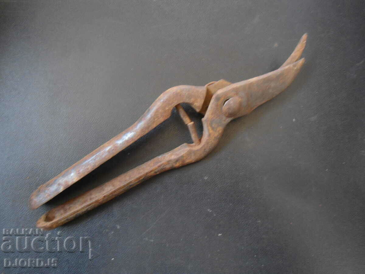 Old vine shears with price 2.00 BGN | € 1.02 Old vine shears with price 2.00 BGN | € 1.02