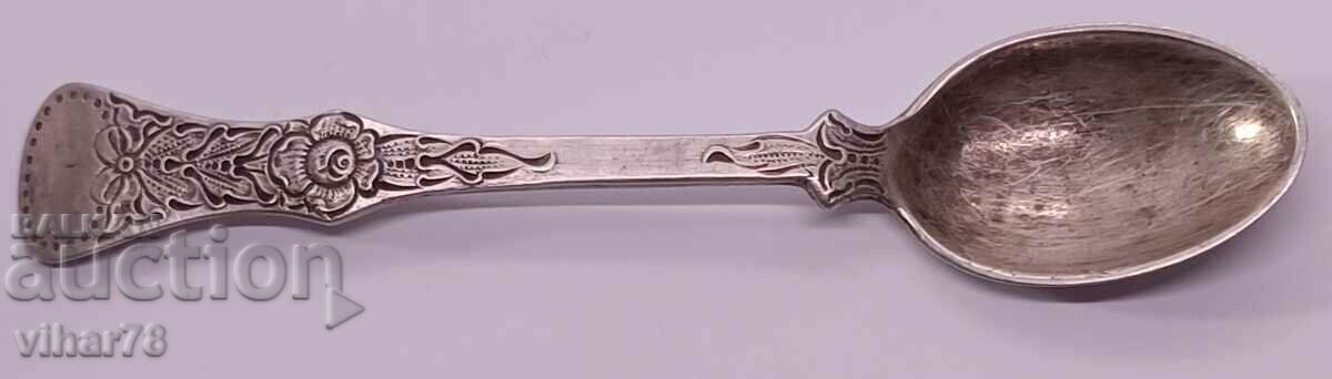 o lingură veche de argint