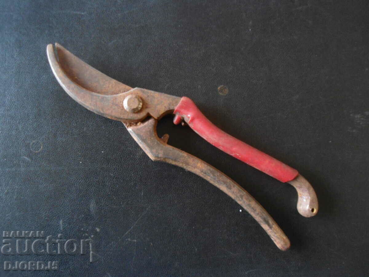 Old vine shears with price 4.00 BGN | € 2.05 Old vine shears with price 4.00 BGN | € 2.05