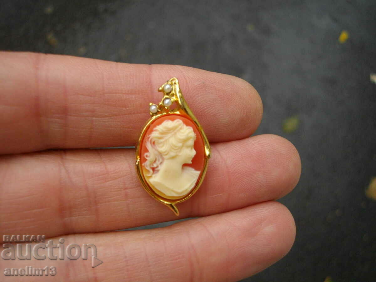 OLD CAMEO BROOCH with price 20.00 BGN | € 10.23 OLD CAMEO BROOCH with price 20.00 BGN | € 10.23