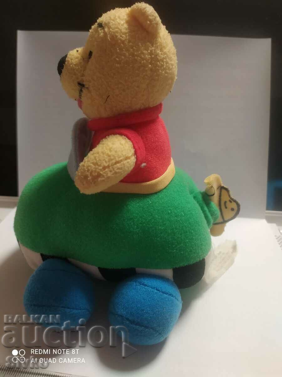 Παράδοση Ο Winnie the Pooh με ένα αυτοκίνητο, η ουρά τραβάει και φεύγει Παράδοση Ο Winnie the Pooh με ένα αυτοκίνητο, η ουρά τραβάει και φεύγει