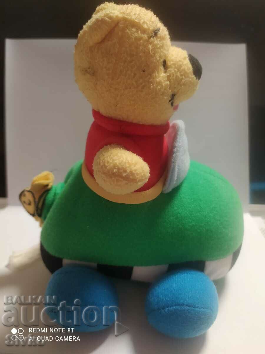 Ο Winnie the Pooh με ένα αυτοκίνητο, η ουρά τραβάει και φεύγει Ο Winnie the Pooh με ένα αυτοκίνητο, η ουρά τραβάει και φεύγει