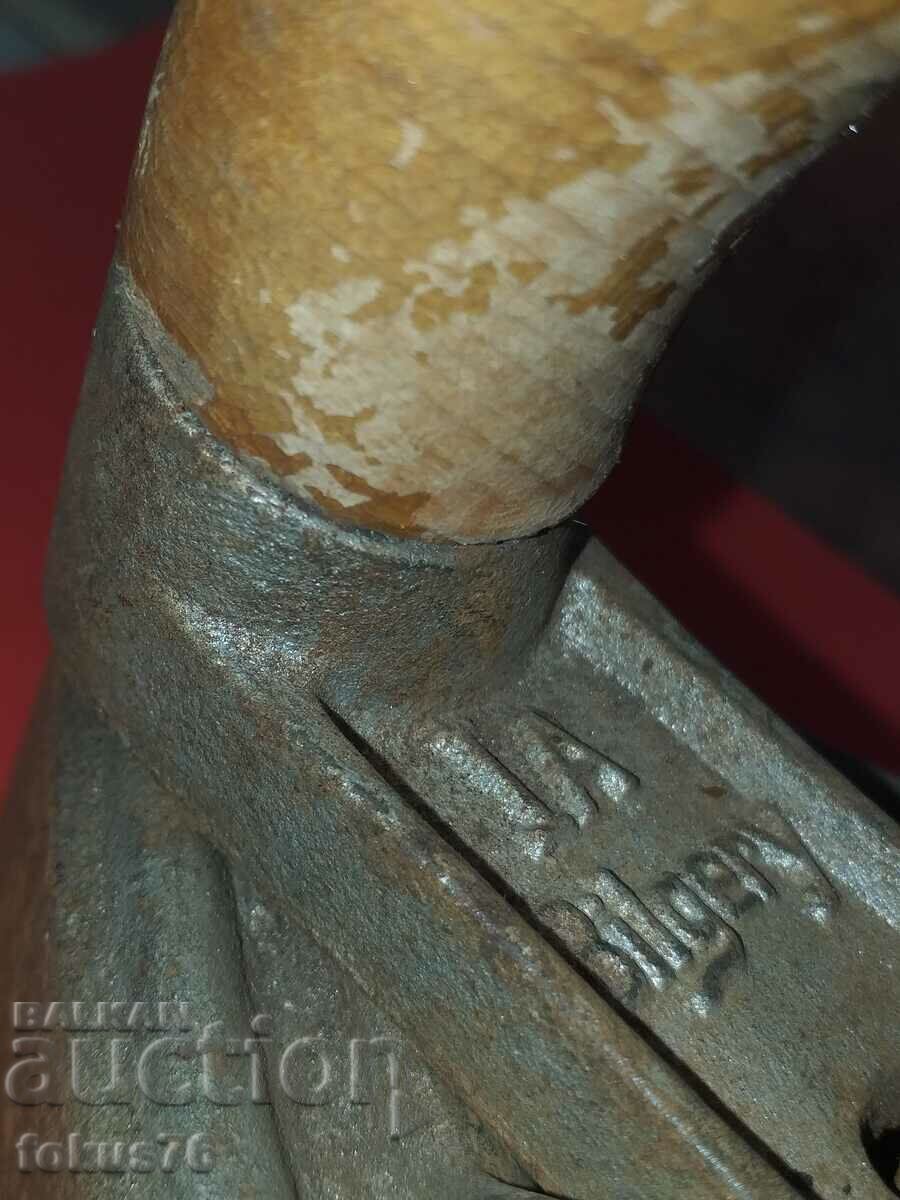 Old collectible hot iron with mechanism with price 130.00 BGN | € 66.47