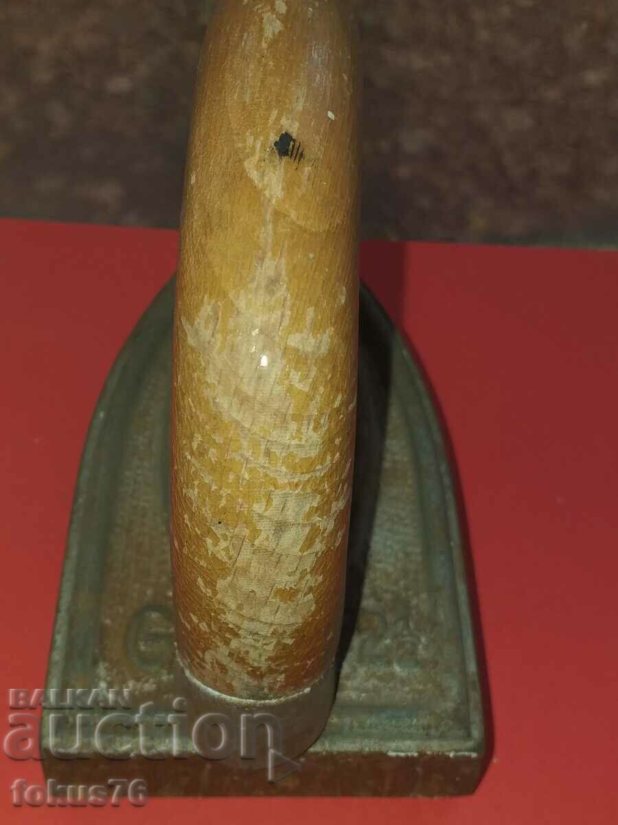 Auction  Old collectible hot iron with mechanism