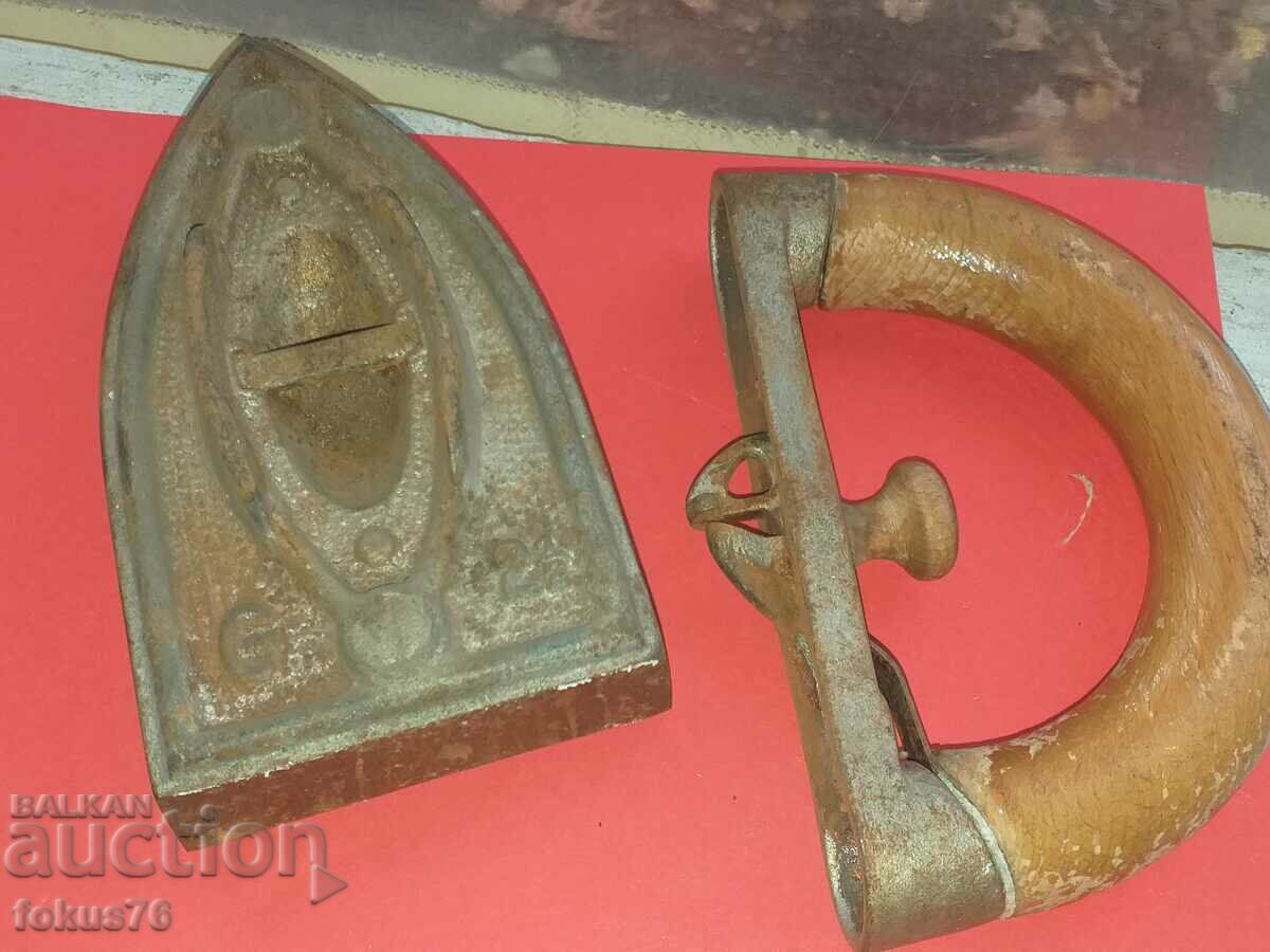 Old collectible hot iron with mechanism - 5