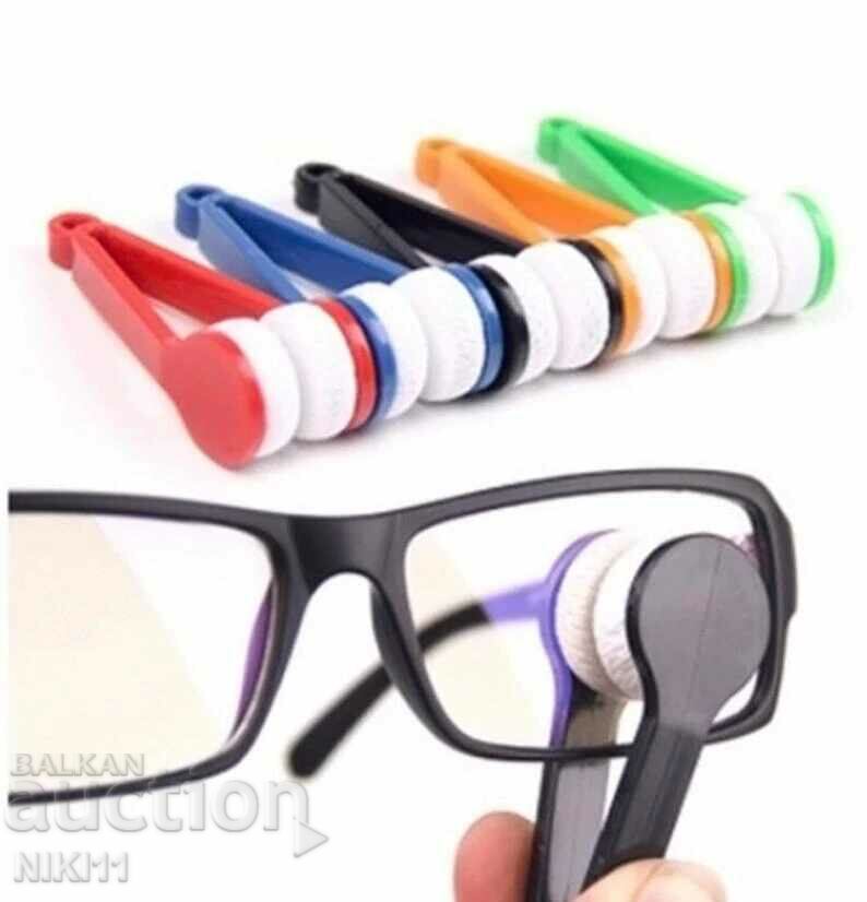 Microfiber brush / cloth for cleaning glasses