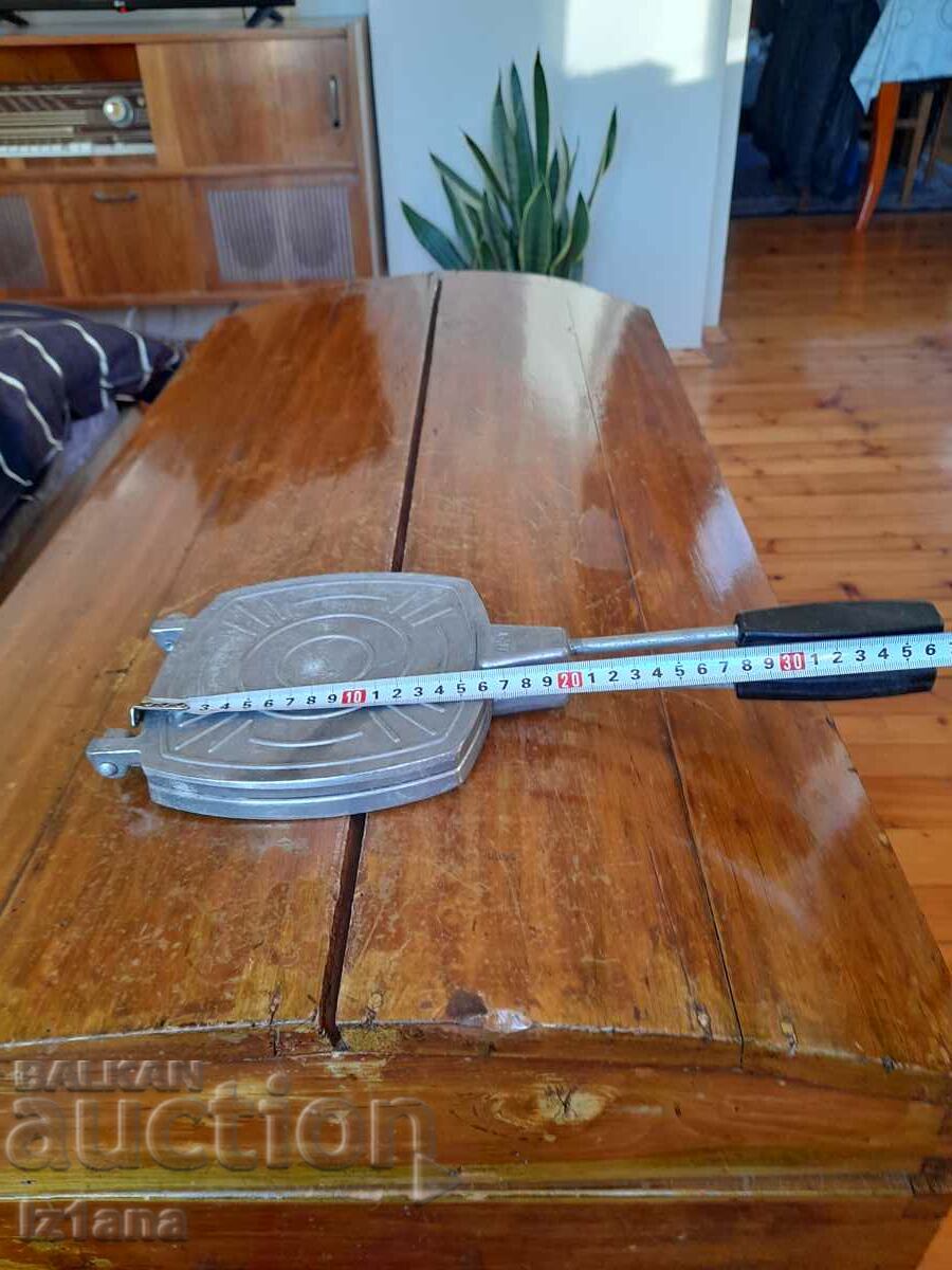 An old cake tin with price 50.00 BGN | € 25.56 An old cake tin with price 50.00 BGN | € 25.56