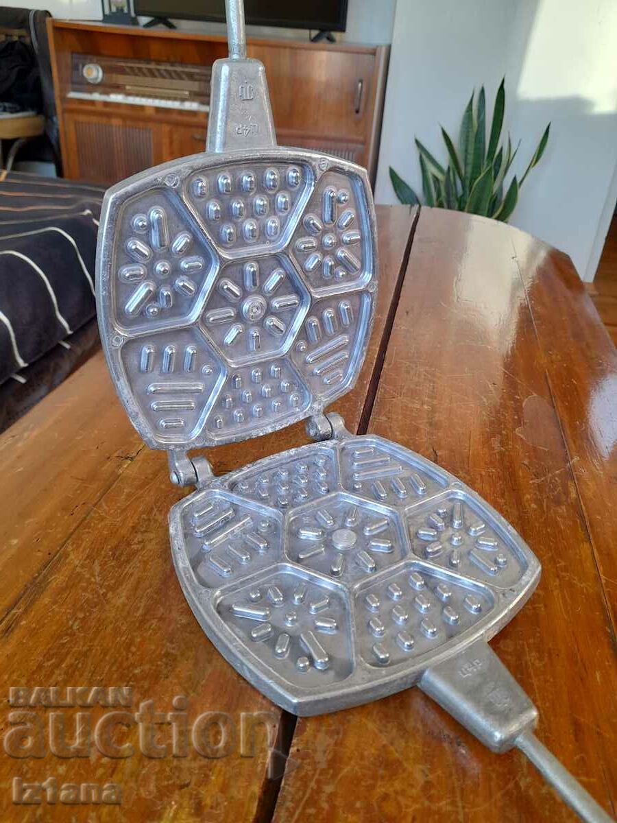 Auction An old cake tin Auction An old cake tin