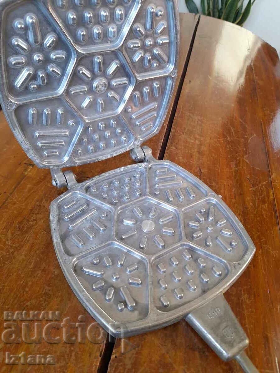 Delivery of An old cake tin Delivery of An old cake tin